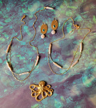 Load image into Gallery viewer, Venice: Biwa Gold Tube Elegance