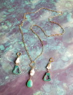 Stone of Venus ♀️: Green Chrysoprase on Pearl (Gold, Green)
